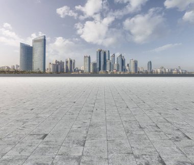 Şehir silüeti ve yol kaldırımı