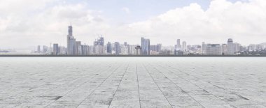 Şehir silüeti ve yol kaldırımı