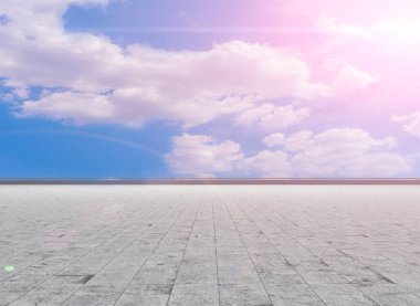 Asfalt kaldırımlar ve kare döşemeler mavi gökyüzünün altında ve 