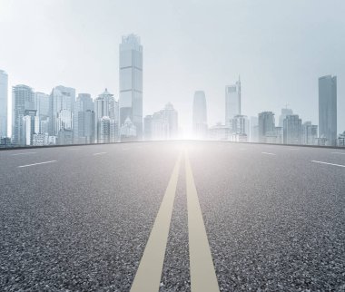Şehir silüeti ve yol kaldırımı