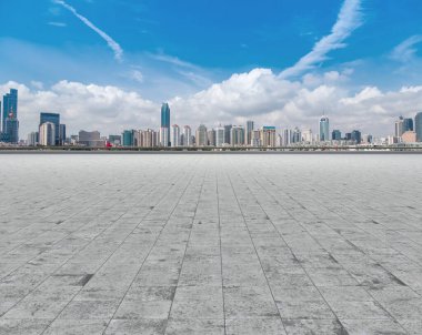 Şehir silüeti ve yol kaldırımı