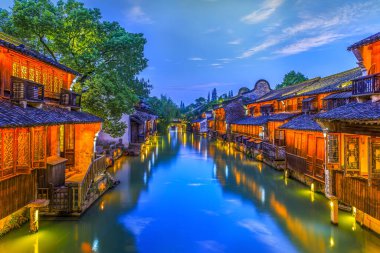 Wuzhen 'in güzel nehirleri ve antik mimari gece sahneleri