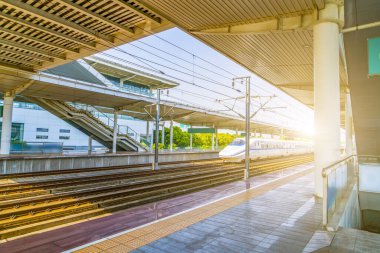 Tren istasyonu platformu ve treni