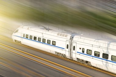 Yüksek hızda giden bir tren.