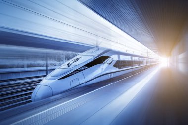 Tren istasyonu platformu ve treni