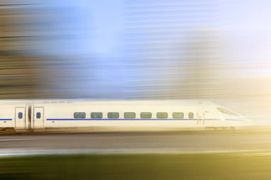 Yüksek hızda giden bir tren.