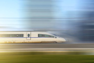 Yüksek hızda giden bir tren.