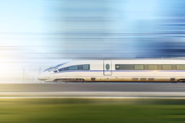 Yüksek hızda giden bir tren.