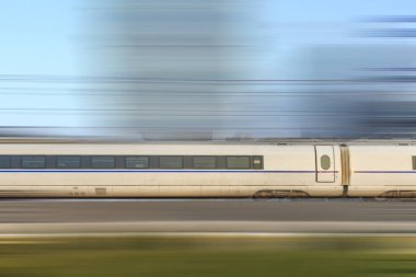 Yüksek hızda giden bir tren.