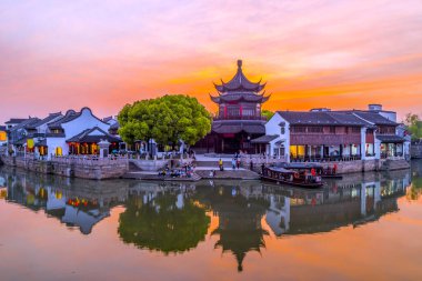 Suzhou Tang eski binanın nehir kıyısında.