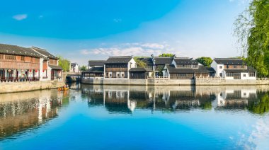 Suzhou Tang eski binanın nehir kıyısında.