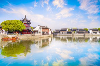Suzhou Tang eski binanın nehir kıyısında.