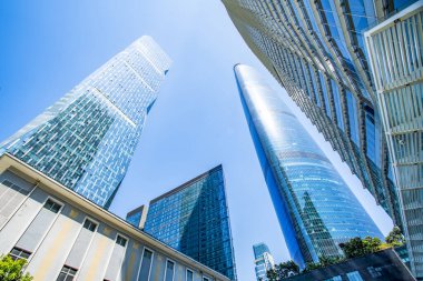 Modern Çin şehrinde alçak açılı bir gökdelen.