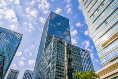 Çin 'in Shenzhen şehrinde gökdelenlerin alçak açılı görüntüsü