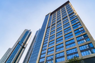 Modern Çin şehrinde alçak açılı bir gökdelen.