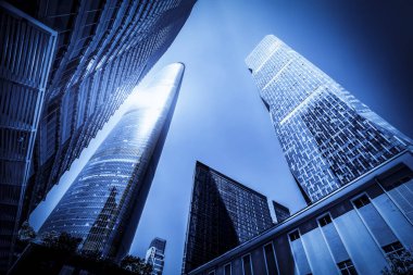 Modern Çin şehrinde alçak açılı bir gökdelen.