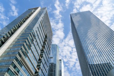 Çin 'in Shenzhen şehrinde gökdelenlerin alçak açılı görüntüsü