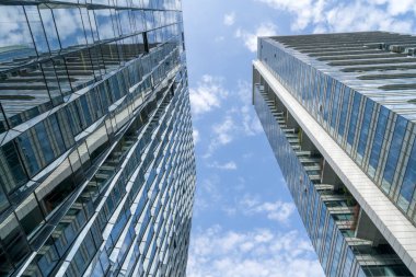 Çin 'in Shenzhen şehrinde gökdelenlerin alçak açılı görüntüsü