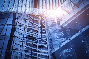 Modern Çin şehrinde alçak açılı bir gökdelen.