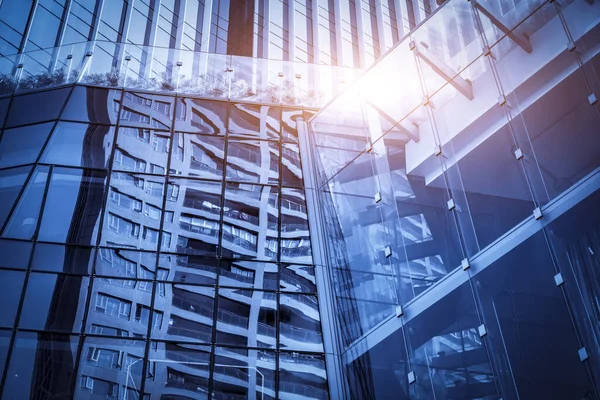 Modern Çin şehrinde alçak açılı bir gökdelen.