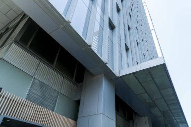 Modern Çin şehrinde alçak açılı bir gökdelen.