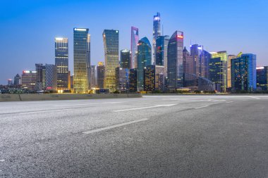 Boş asfalt yol modern ticari bina boyunca inşa edilmiştir.