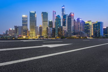 Boş asfalt yol modern ticari bina boyunca inşa edilmiştir.