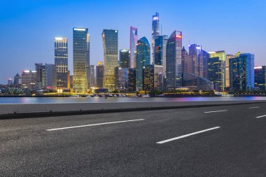 Boş asfalt yol modern ticari bina boyunca inşa edilmiştir.