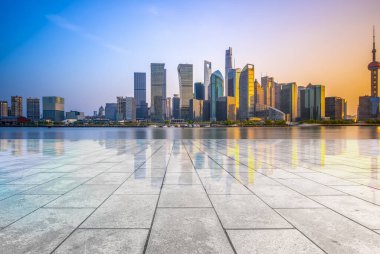 Shanghai F 'deki modern ofis binasının ön meydanı.