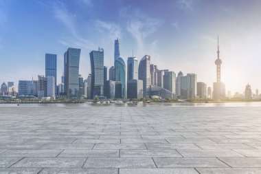 Shanghai F 'deki modern ofis binasının ön meydanı.