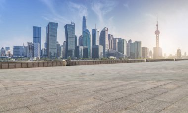 Shanghai F 'deki modern ofis binasının ön meydanı.