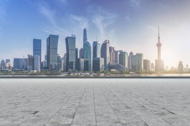 Shanghai F 'deki modern ofis binasının ön meydanı.