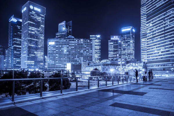 上海陆家嘴金融区广场之夜 — 图库照片