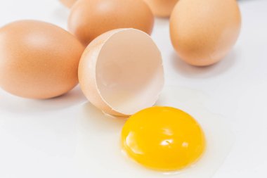 Taze organik yumurtalar, yakın plan.