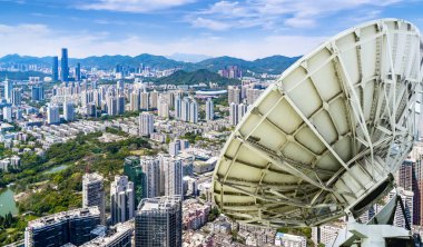 Şehrin üstünde bir uydu anteni.