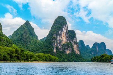 Guilin, Yangshuo, dağların ve nehirlerin güzel manzarası.