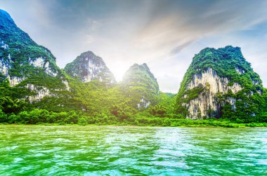 Guili 'deki Lijiang Nehri' nin güzel nehirleri ve manzarası.