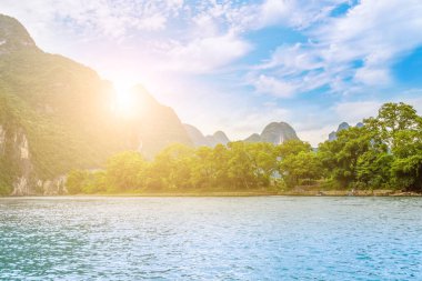 Guilin, Yangshuo, dağların ve nehirlerin güzel manzarası.