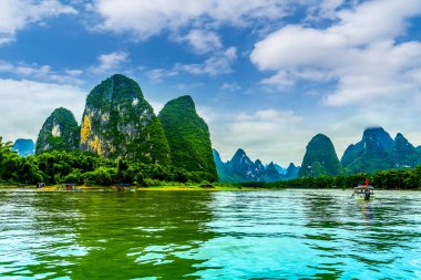 Guili 'deki Lijiang Nehri' nin güzel nehirleri ve manzarası.
