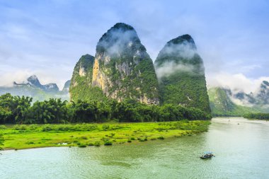 Guilin, Yangshuo, dağların ve nehirlerin güzel manzarası.
