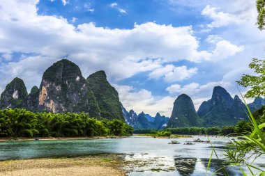 Guilin 'deki Lijiang Nehri' nin güzel manzarası.