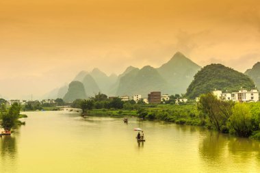 Guilin, Yangshuo, dağların ve nehirlerin güzel manzarası.