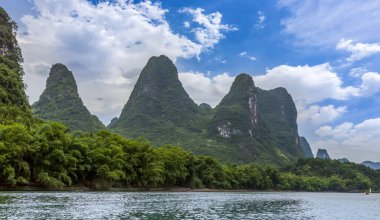 Guilin 'deki Lijiang Nehri' nin güzel manzarası.