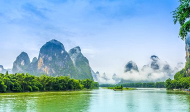 Guilin, Yangshuo, dağların ve nehirlerin güzel manzarası.