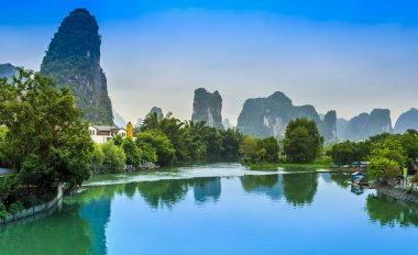 Guilin, Yangshuo, dağların ve nehirlerin güzel manzarası.