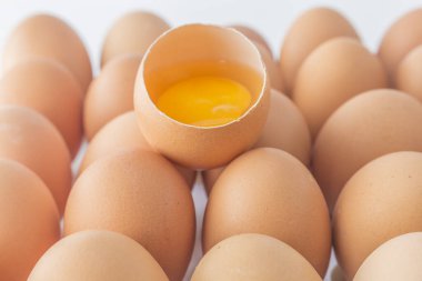 Taze organik yumurtalar, yakın plan.