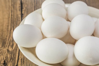 Taze organik yumurtalar, yakın plan.