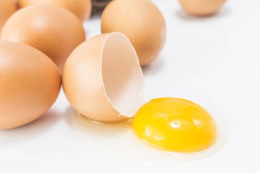 Taze organik yumurtalar, yakın plan.