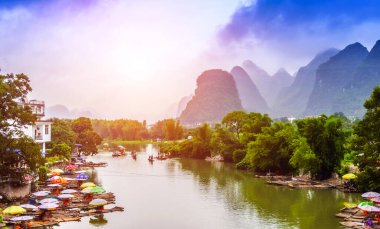 Guilin, Yangshuo, dağların ve nehirlerin güzel manzarası.