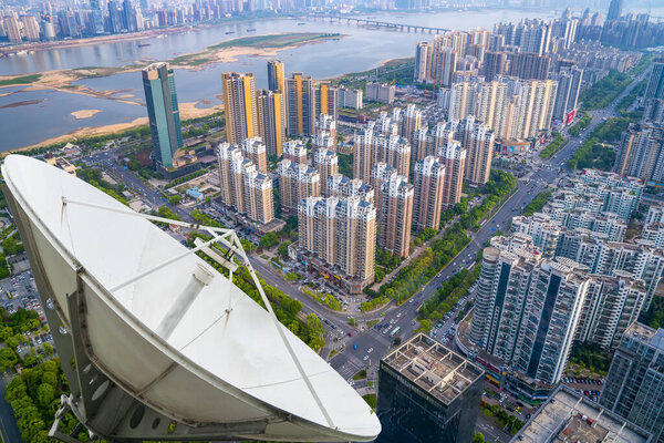 Спутниковая тарелка над городом
